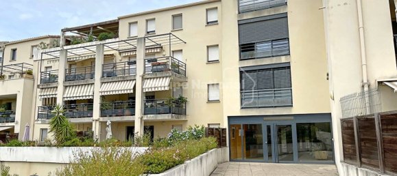  Garage in Arles, France No. 277062 2