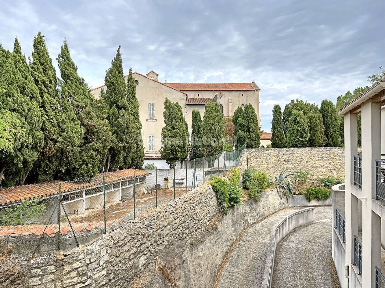  Garage in Arles, France No. 277062