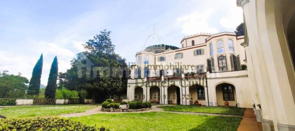 4 bedrooms Apartment in Florence, Italy No. 148001 3