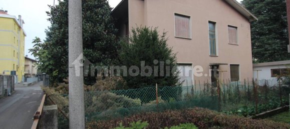 3 bedrooms Villa in Gerenzano, Italy No. 354851 2