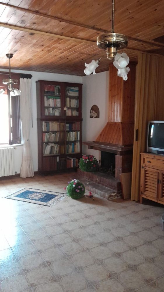 5 rooms House in Crucoli, Italy No. 254911