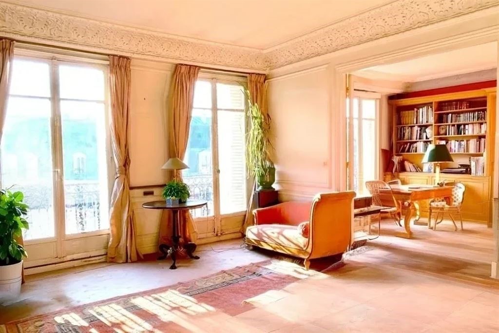 3 bedrooms Apartment in Paris, France No. 176706