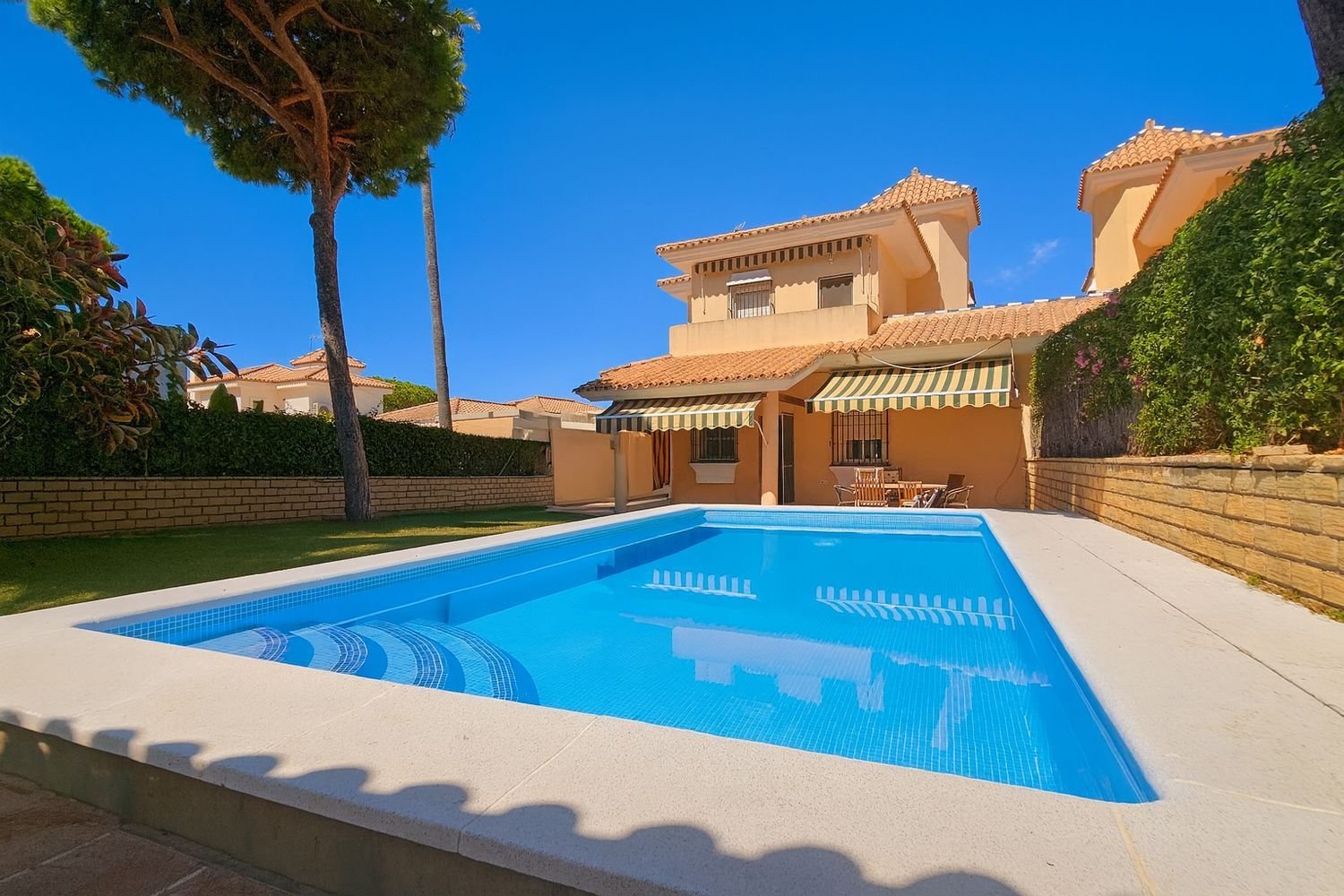 4 bedrooms House in La Barrosa, Spain No. 259035