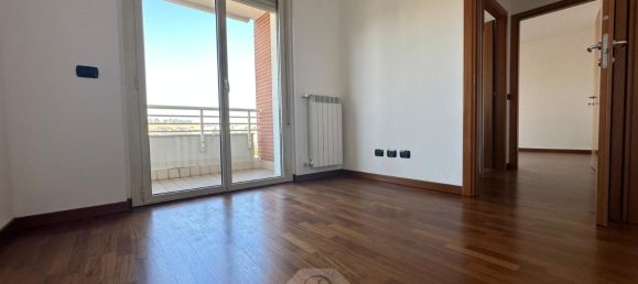 Apartamento de 3 habitaciónes en Gallarate, Italy No. 159197 2