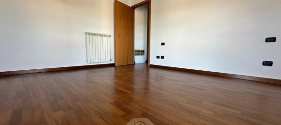 Apartamento de 3 habitaciónes en Gallarate, Italy No. 159197 4