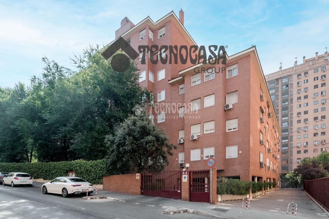 3 bedrooms Apartment in Madrid, Spain No. 148523