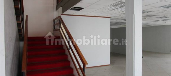 2-Zimmer Gewerbliche Immobilie in Quarrata, Italy, Nr. 142343 3