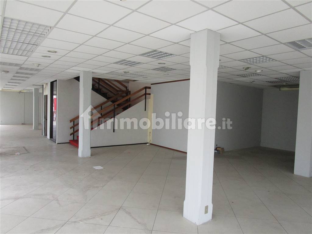 2-Zimmer Gewerbliche Immobilie in Quarrata, Italy, Nr. 142343