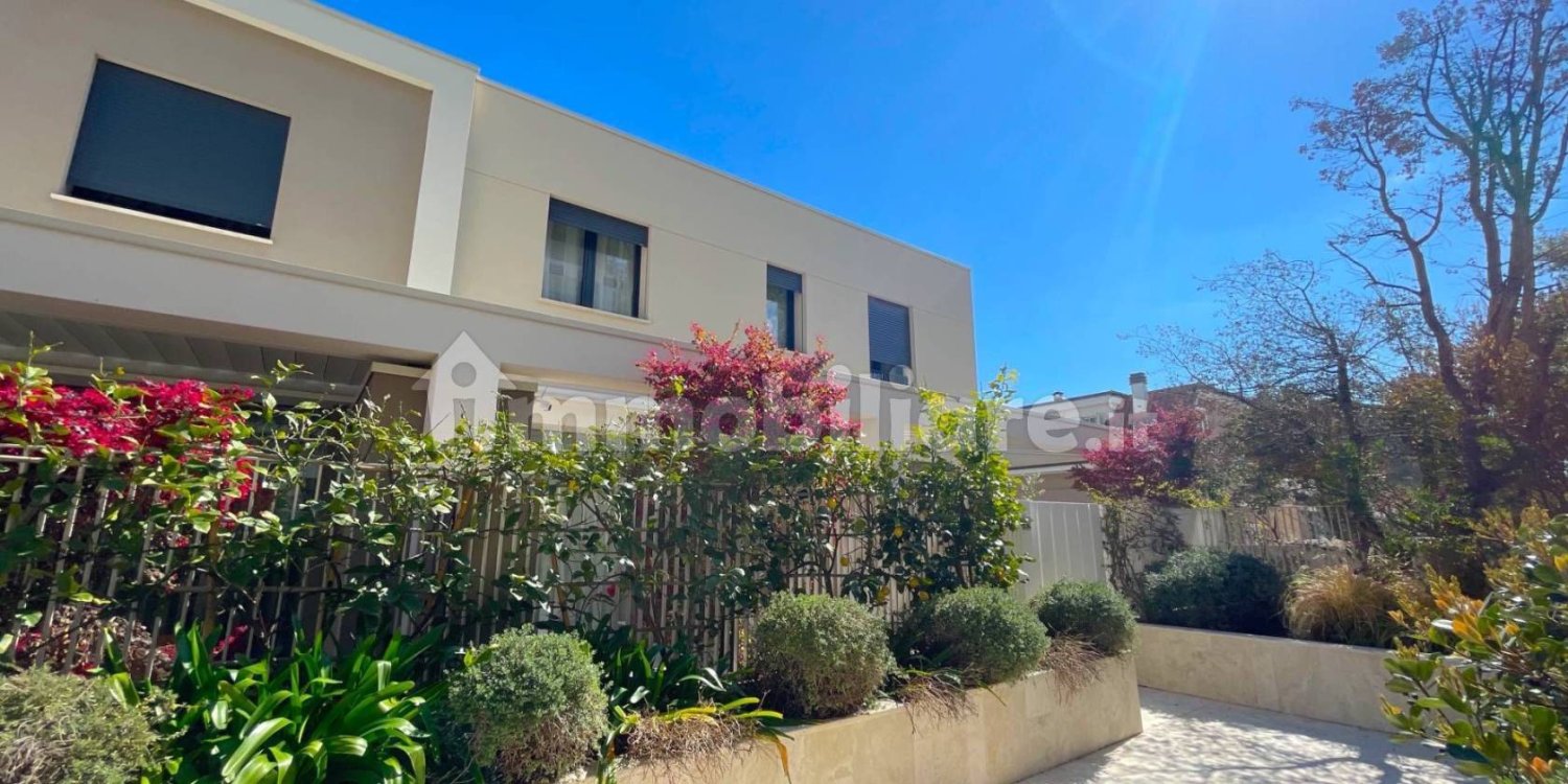 2 bedrooms House in San Benedetto del Tronto, Italy No. 61204