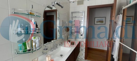 6 rooms Apartment in Rome, Italy No. 15510 50