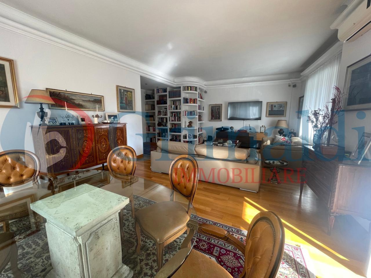 6 rooms Apartment in Rome, Italy No. 15510