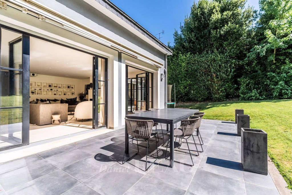 5 bedrooms Villa in Ville-d'Avray, France No. 172695