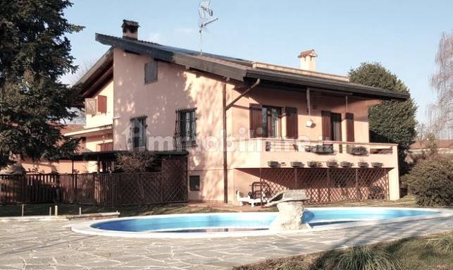 4 bedrooms Villa in Borgo Ticino, Italy No. 75952