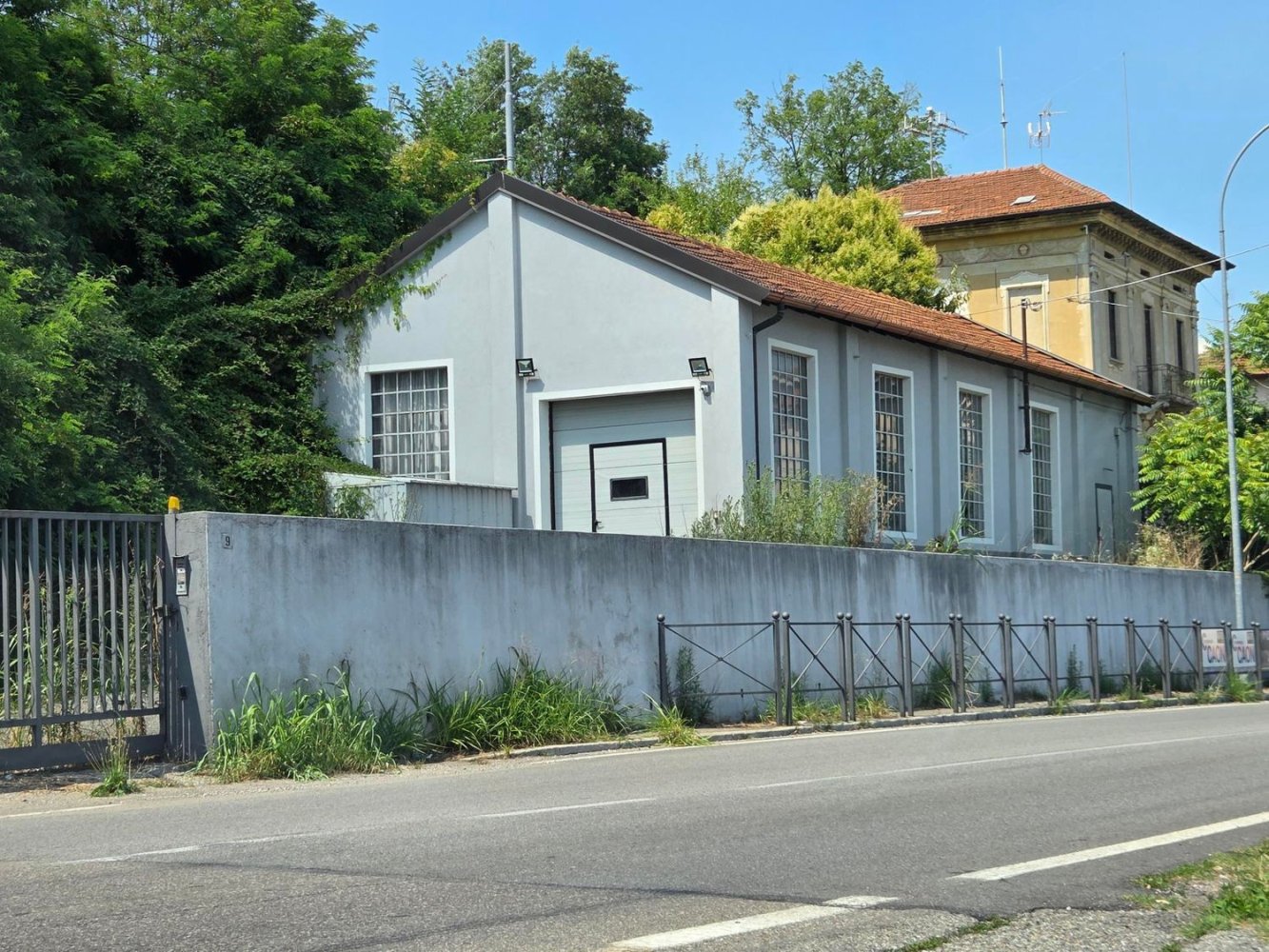 250m² Warehouse in Albizzate, Italy No. 286787