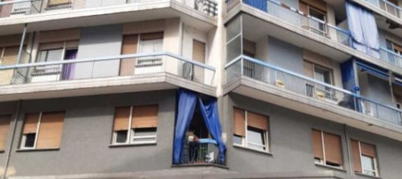 3 rooms Apartment in Turin, Italy No. 15639 2