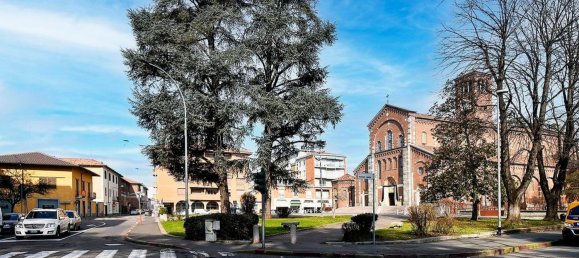 5 rooms Apartment in Legnano, Italy No. 95729 4