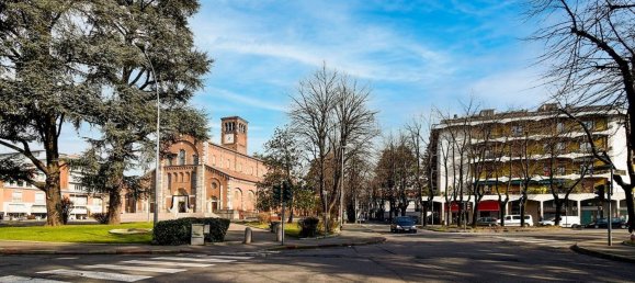 5 rooms Apartment in Legnano, Italy No. 95729 3