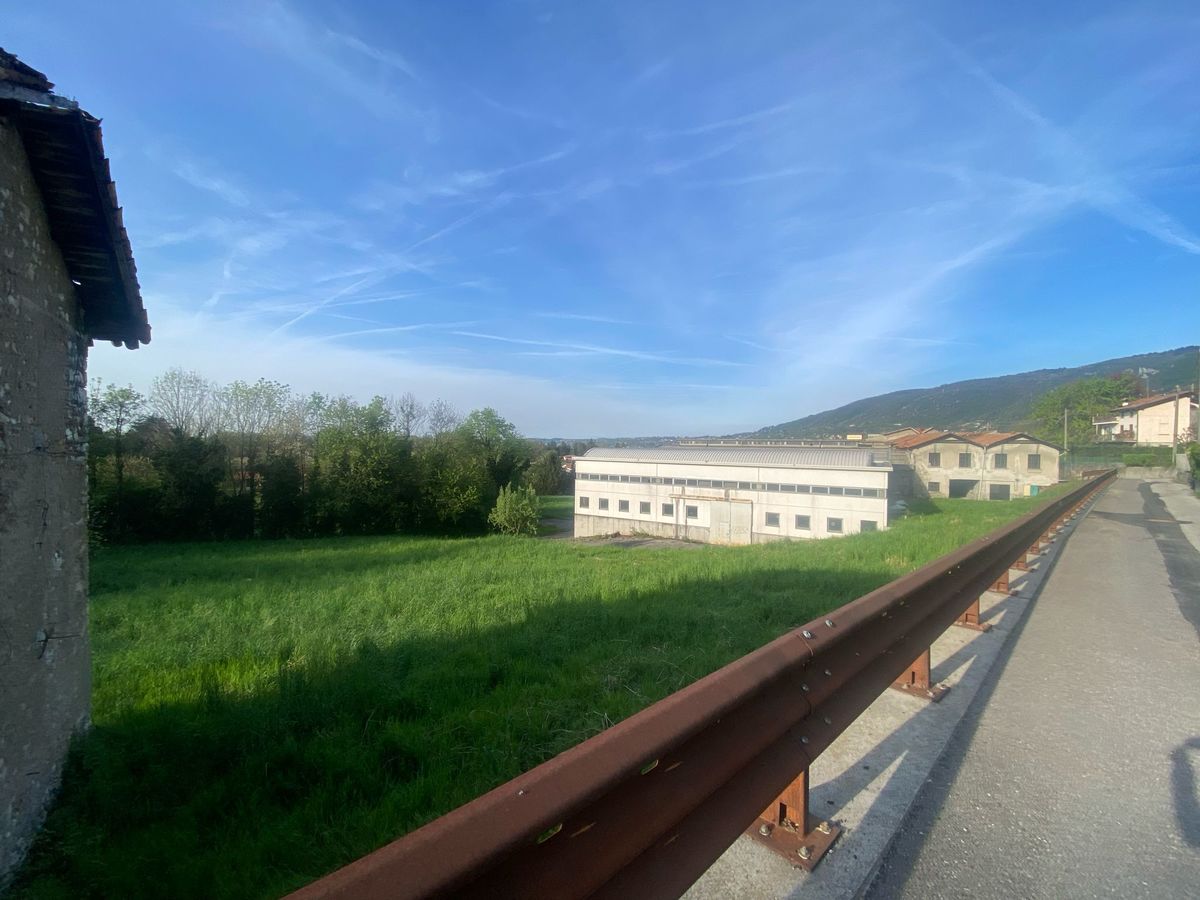 Grundstück in Erba, Italy 13000m², Nr. 66819