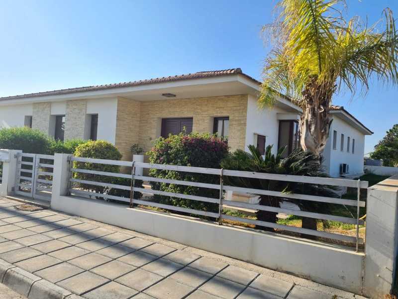 Imóvel comercial T4 em Aradippou, Cyprus N.º 67279