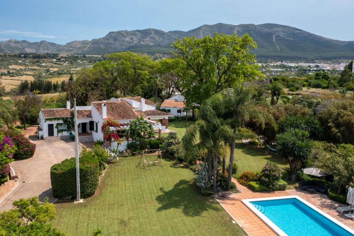4 bedrooms Villa in Alhaurin el Grande, Spain No. 273438