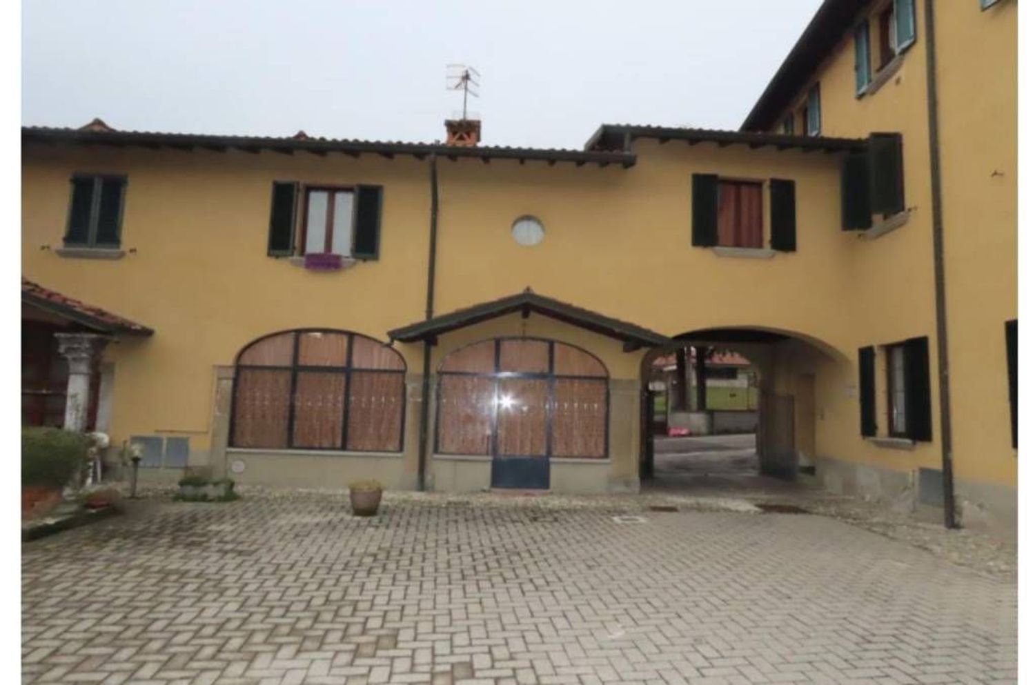 3غرفة شقة في Sirone, Italy رقم 8088