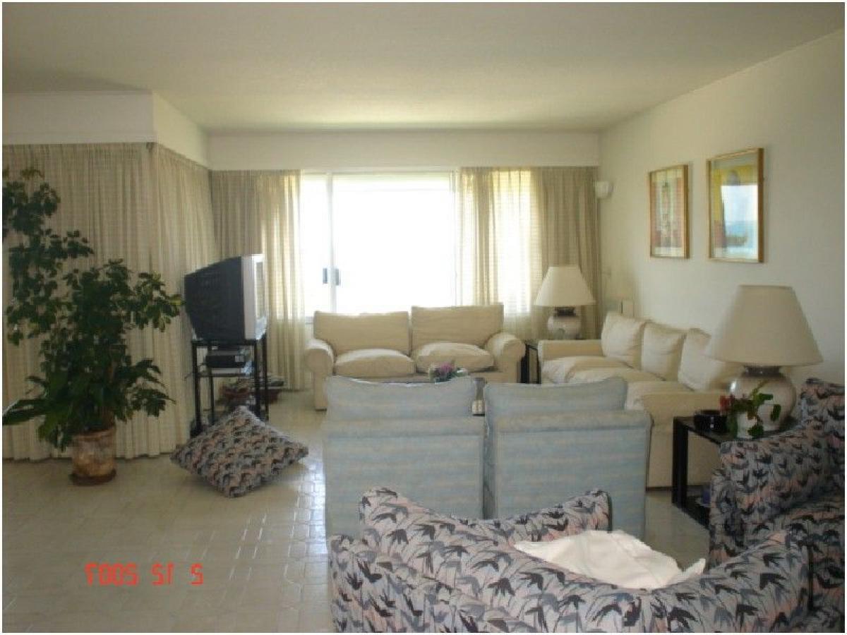 3 bedrooms House in Maldonado, Uruguay No. 1865