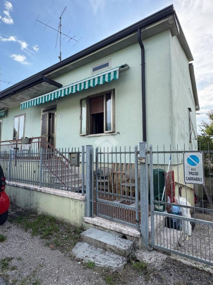 2 bedrooms Villa in Verona, Italy No. 324407