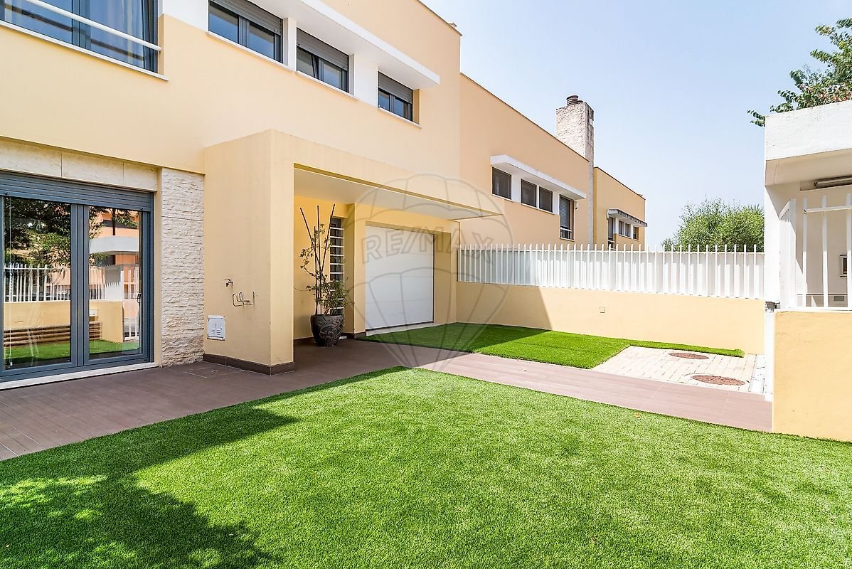 5 bedrooms Villa in Porto Salvo, Portugal No. 237437