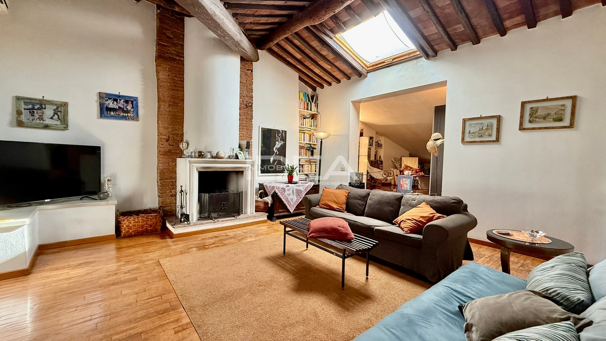 Apartamento de 3 dormitorios en Lucca, Italy No. 326726