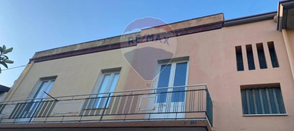 5 rooms Apartment in Belpasso, Italy No. 173721 3