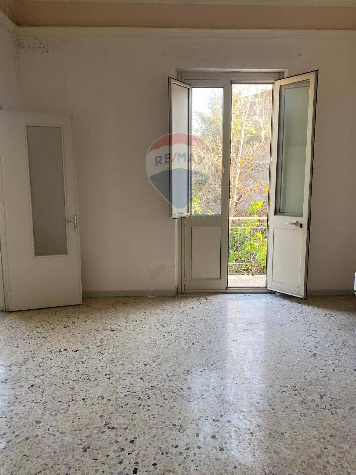5 rooms Apartment in Belpasso, Italy No. 173721