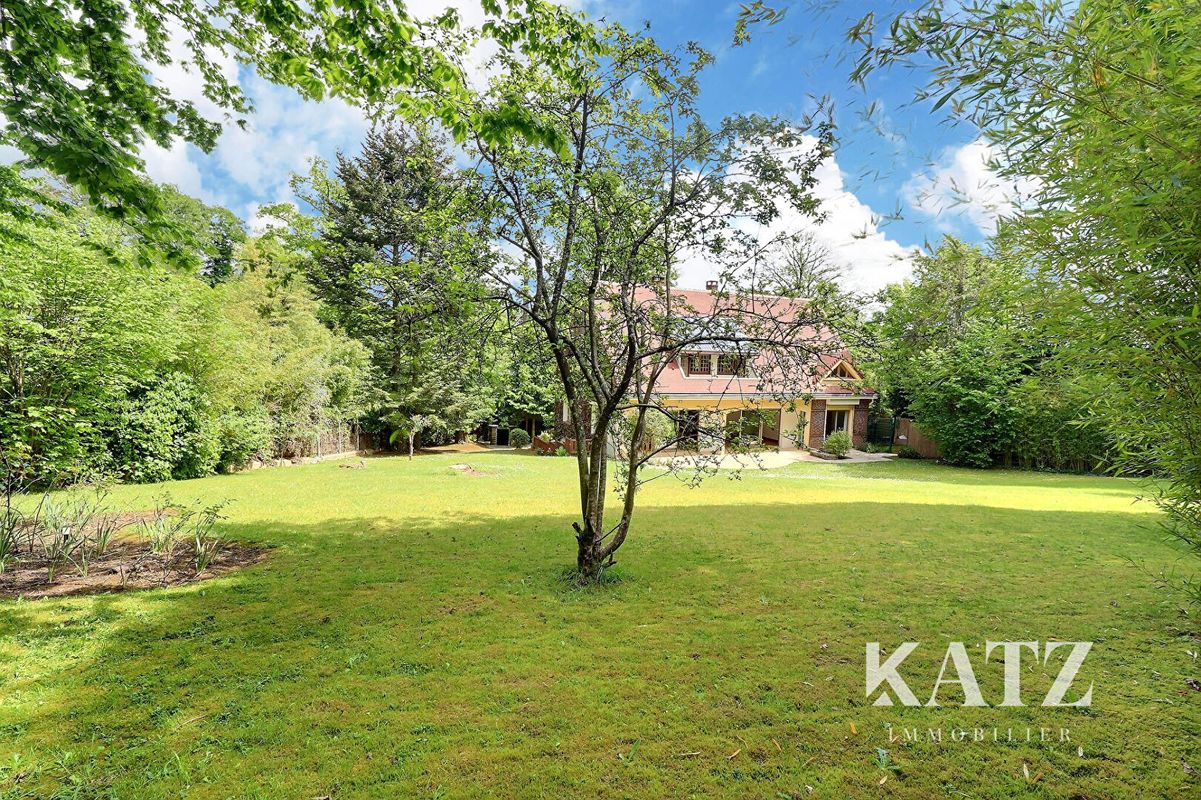 Casa de 5 dormitorios en Garches, France No. 181995