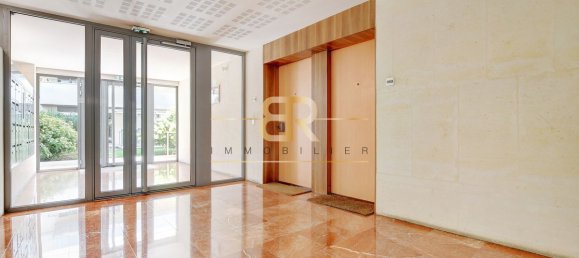 Studio in Paris, France No. 329861 10