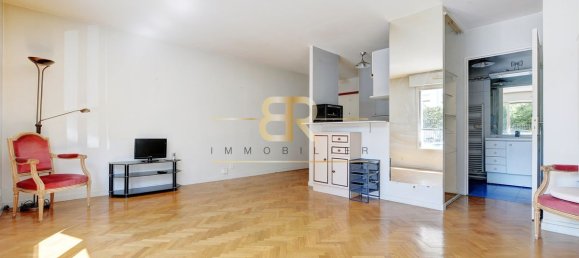 Studio in Paris, France No. 329861 5