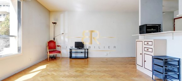 Studio in Paris, France No. 329861 6