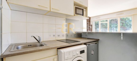 Studio in Paris, France No. 329861 8