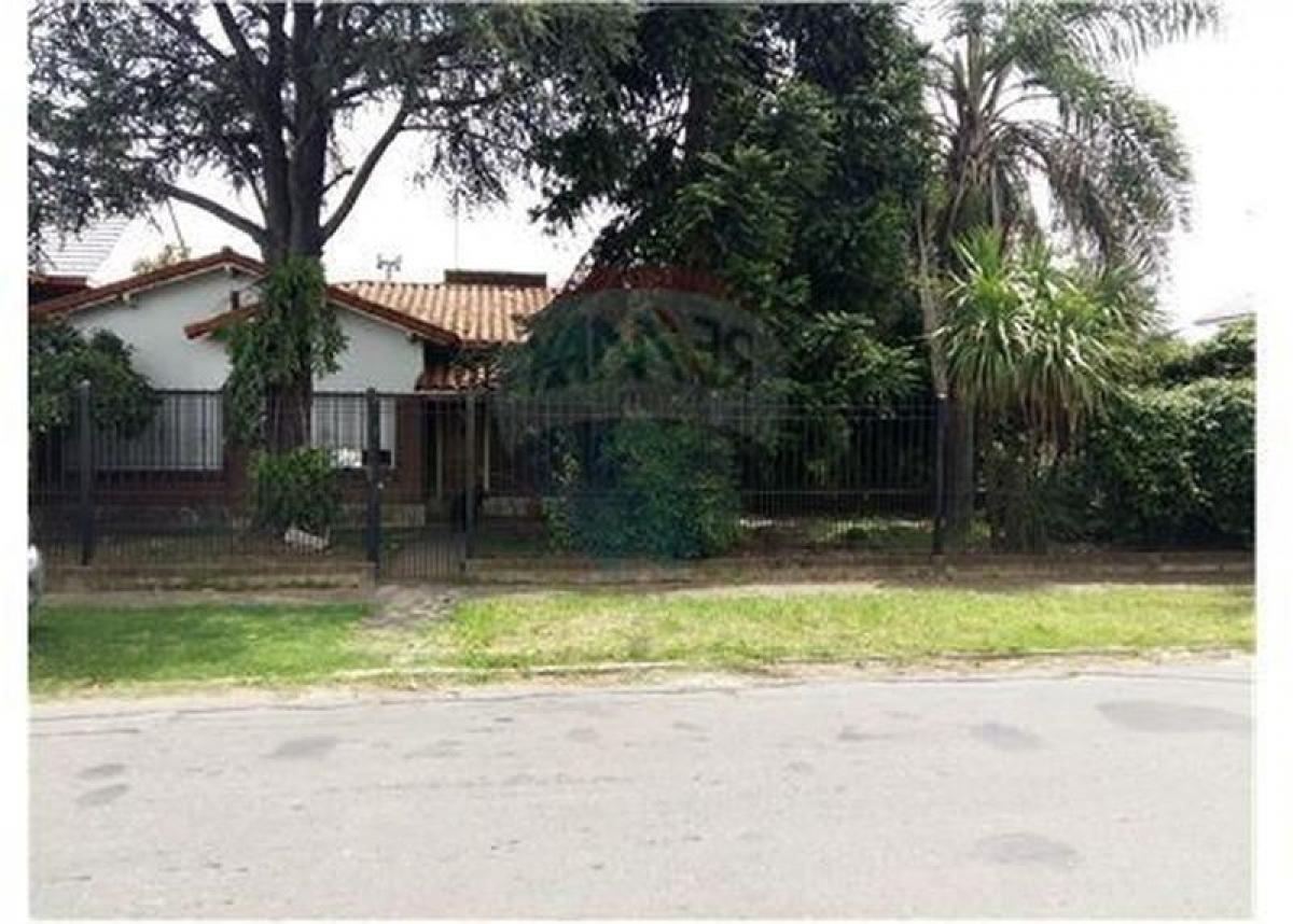 3 bedrooms House in Berazategui, Argentina No. 6546