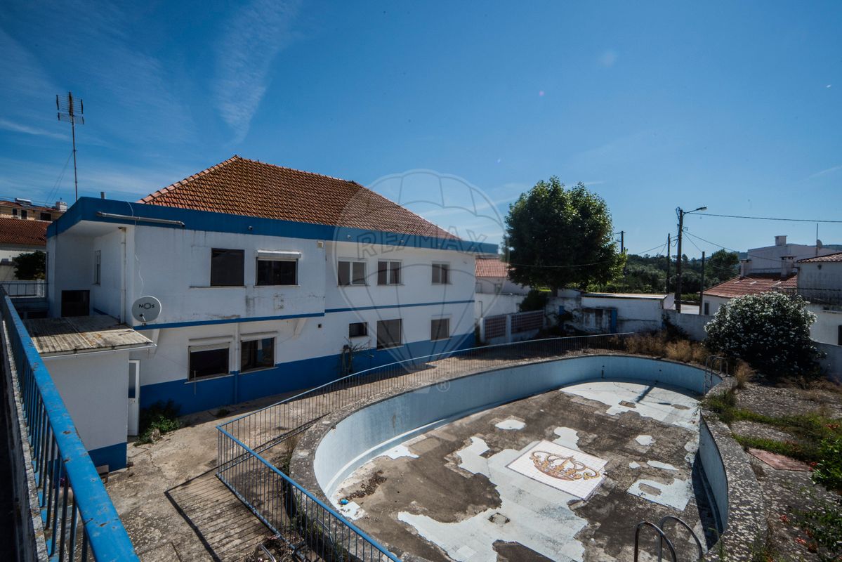 8 bedrooms Commercial property in Bucelas, Portugal No. 180636