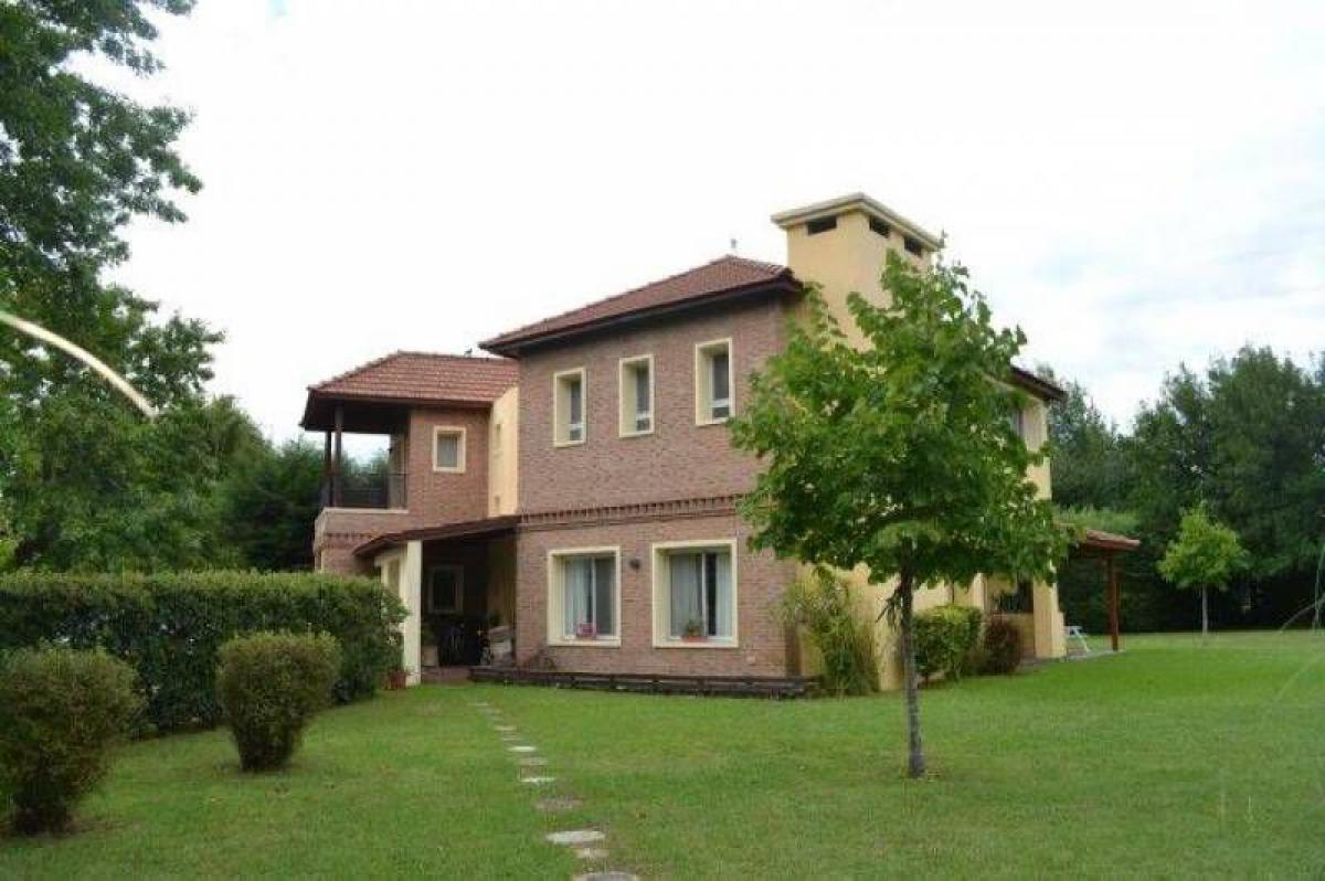 4 bedrooms House in Berazategui, Argentina No. 93543