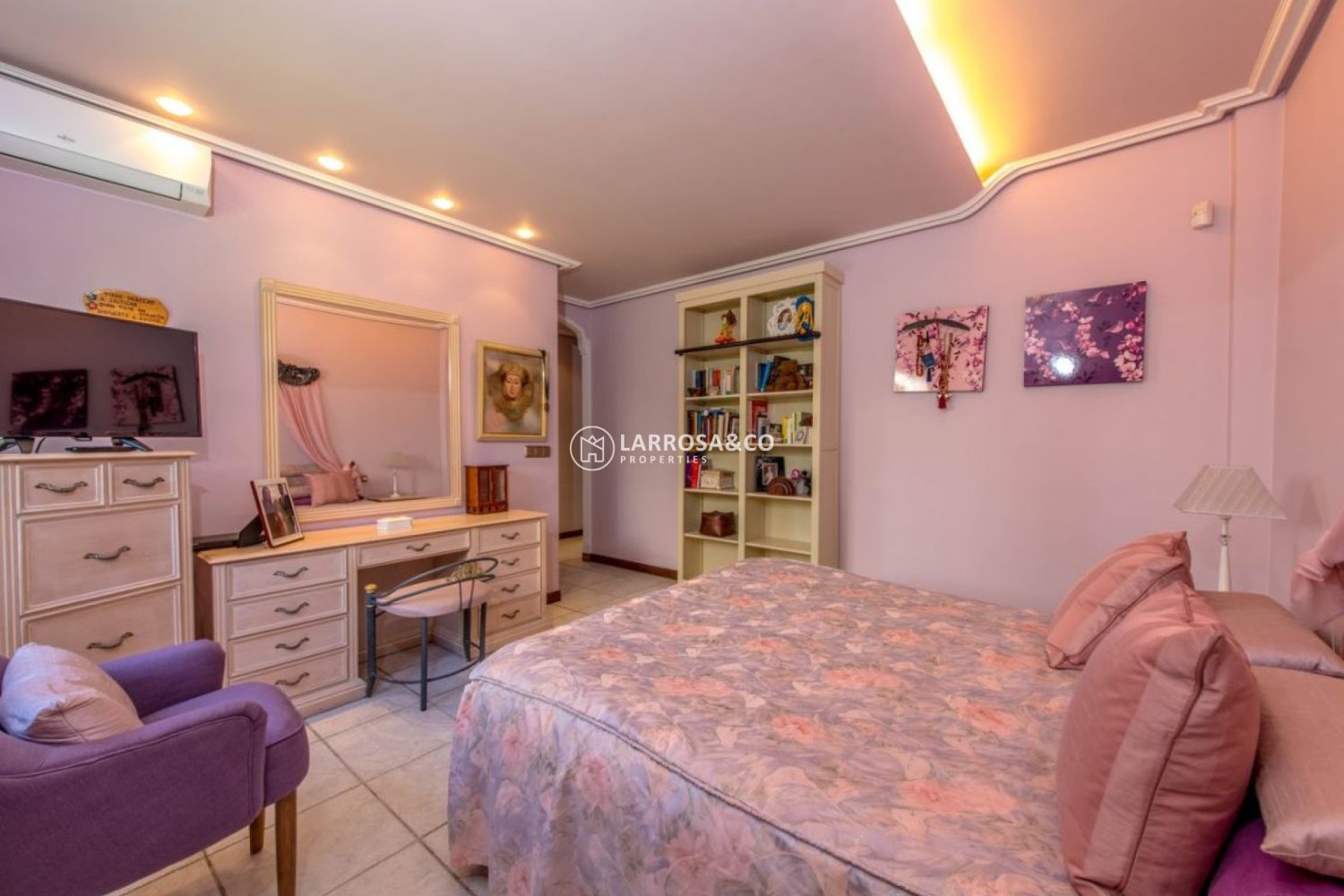 6 bedrooms Villa in Torrevieja, Spain No. 94575
