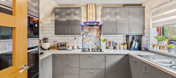 3 bedrooms House in Crawley, United Kingdom No. 1074 3