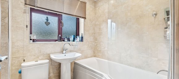 3 bedrooms House in Crawley, United Kingdom No. 1074 5