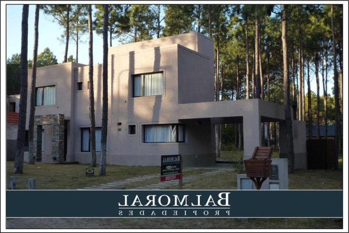 3 bedrooms House in Mar del Plata, Argentina No. 90514