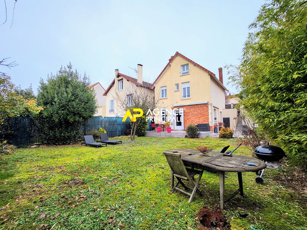 Casa de 3 dormitorios en Argenteuil, France No. 138898