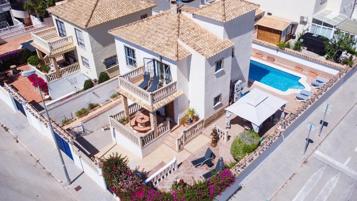 4 bedrooms Villa in Punta Prima, Spain No. 12989
