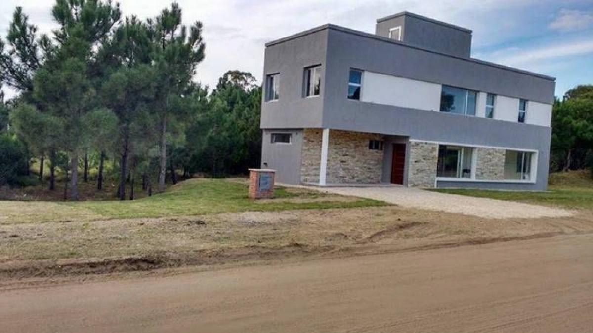 4 bedrooms House in Mar del Plata, Argentina No. 80814