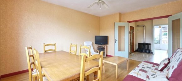 2 bedrooms Apartment in Bourgoin-Jallieu, France No. 190906 2