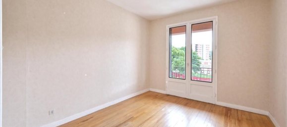 2 bedrooms Apartment in Bourgoin-Jallieu, France No. 190906 9