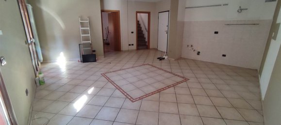 5 rooms Apartment in Arcola, Italy No. 290681 2