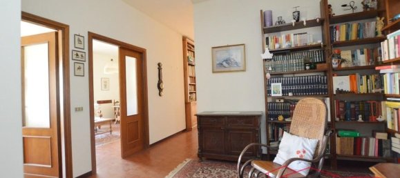 6 rooms Apartment in Lucca, Italy No. 210067 3